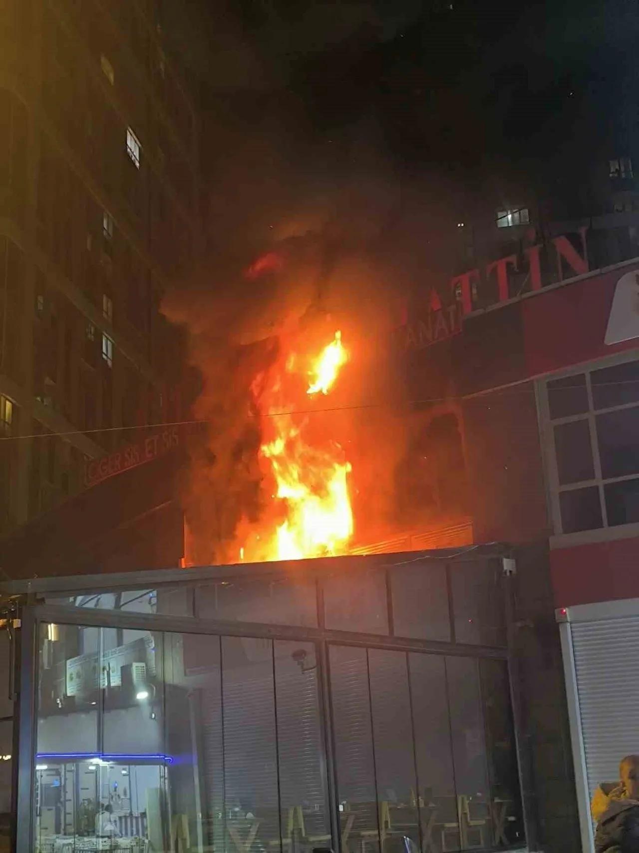 ESENYURT'TA İKİ KATLI BİR İŞ YERİNDE ÇIKAN YANGINDA 1 KİŞİ YARALANDI. ALEVLERE TESLİM OLAN İŞ...