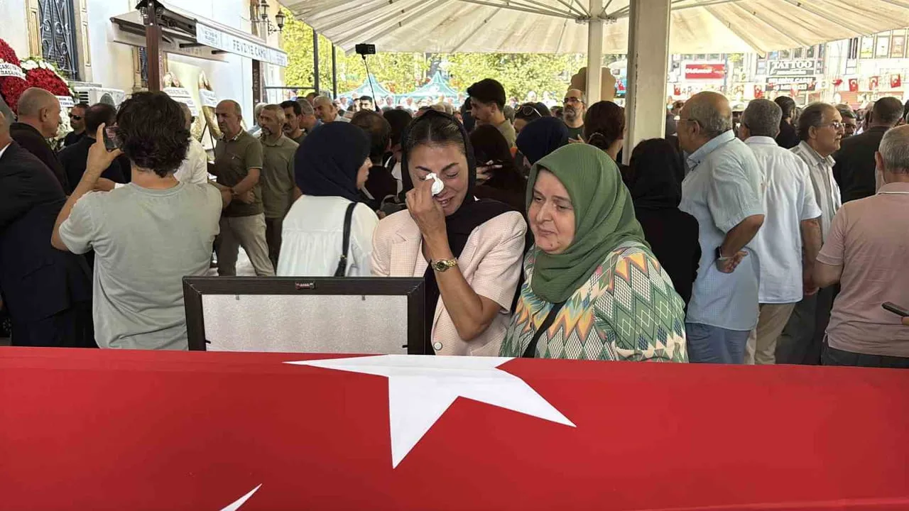 AK PARTİ 23 VE 24. DÖNEM KOCAELİ MİLLETVEKİLİ AZİZE SİBEL GÖNÜL, İZMİT’TE KILINAN CENAZE NAMAZININ...