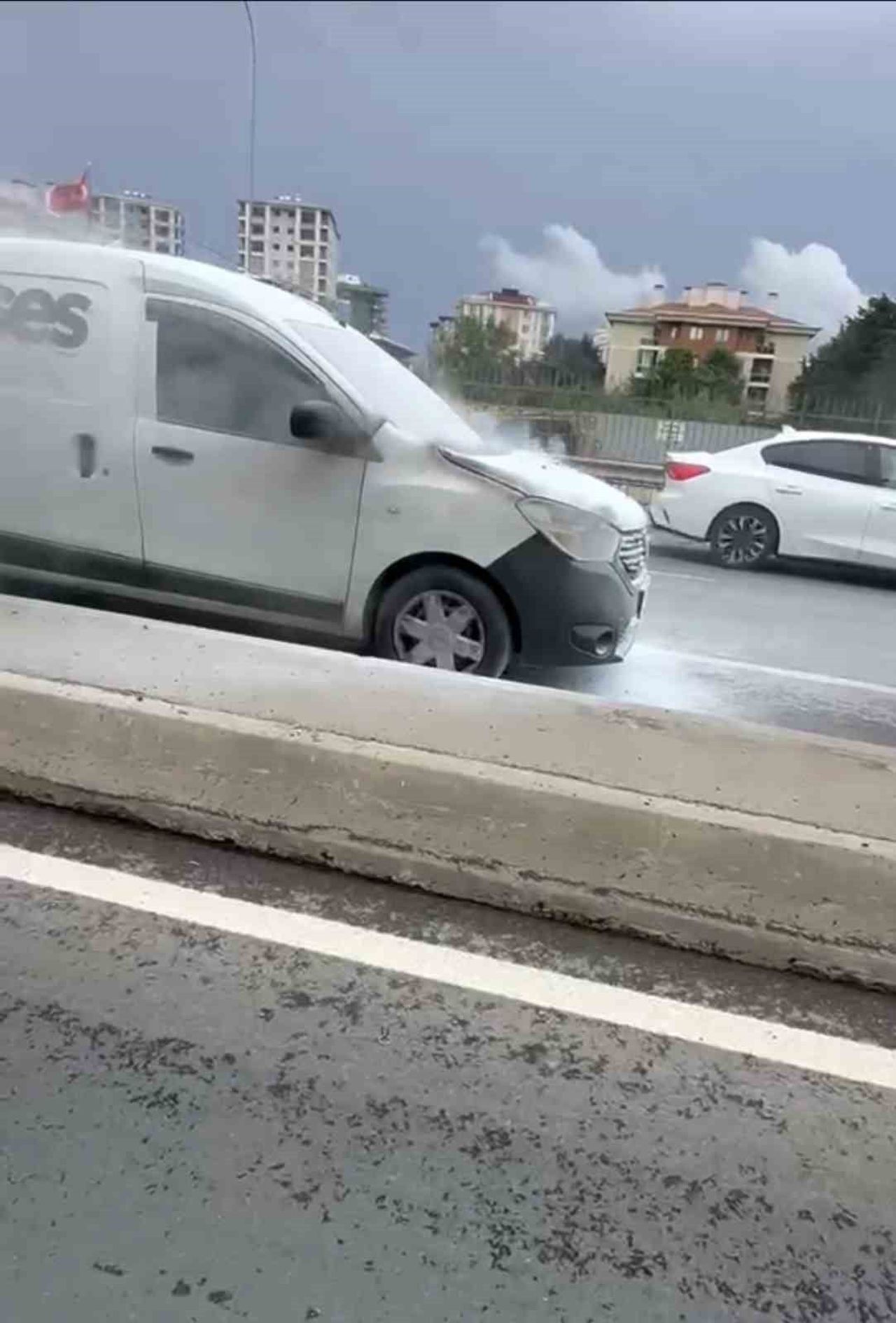 ÇEKMEKÖY’DE YANAN OTOMOBİL VATANDAŞLARIN MÜDAHALESİYLE SÖNDÜRÜLDÜ