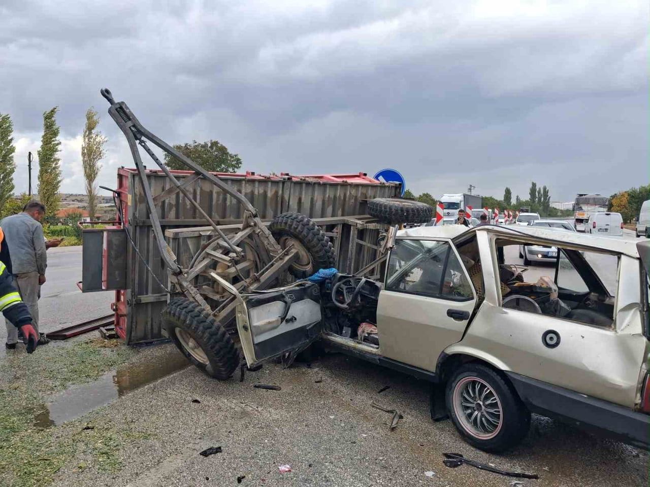 BURDUR-ANTALYA KARA YOLUNDA TRAKTÖR İLE OTOMOBİLİN ÇARPIŞMASI SONUCU MEYDANA GELEN TRAFİK...