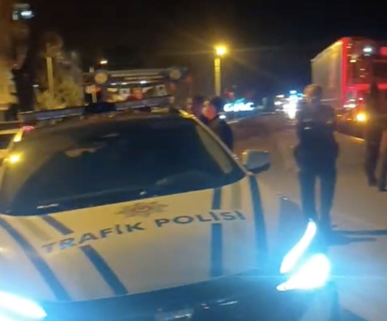 TIR’IN ALTINDA KALAN 16 YAŞINDAKİ MOTOSİKLET SÜRÜCÜSÜ HAYATINI KAYBETTİ