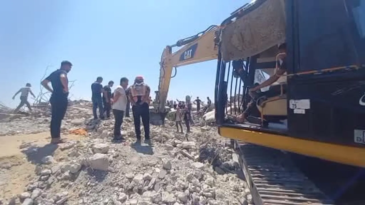 Gazze Şeridi’nde Sivil Savunma ekipleri, Zeytun Mahallesi’nde yürütülen çalışmalar sonucunda...