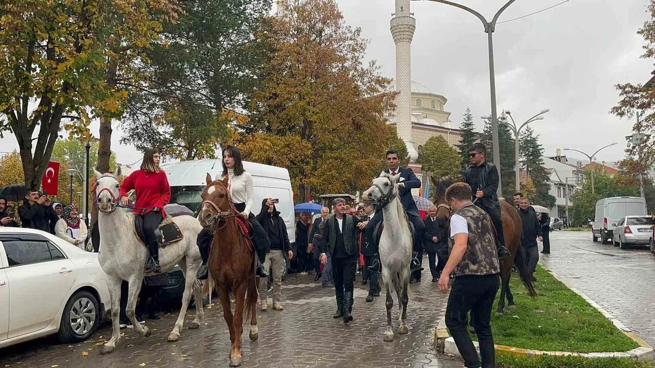 KASTAMONU’NUN İHSANGAZİ İLÇESİNDE SAĞANAK YAĞIŞA RAĞMEN VATANDAŞLAR, 29 EKİM CUMHURİYET BAYRAMINI...