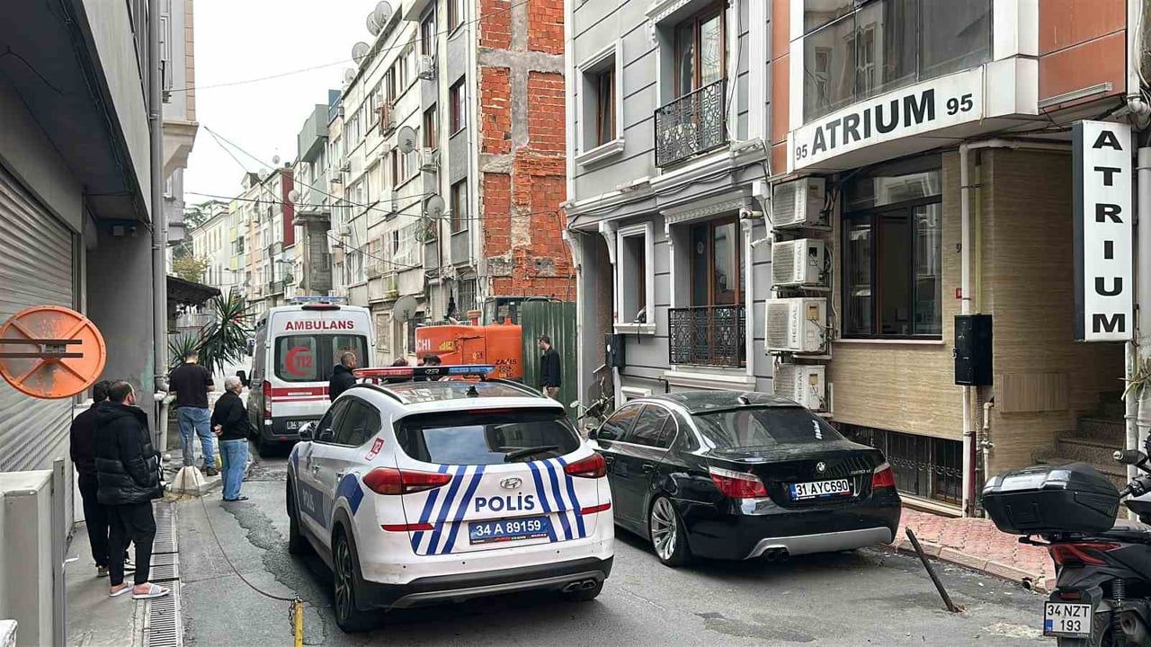 ŞİŞLİ’DE ÇATIYA ÇIKAN GENÇ KADIN APARTMAN BOŞLUĞUNA DÜŞEREK HAYATINI KAYBETTİ