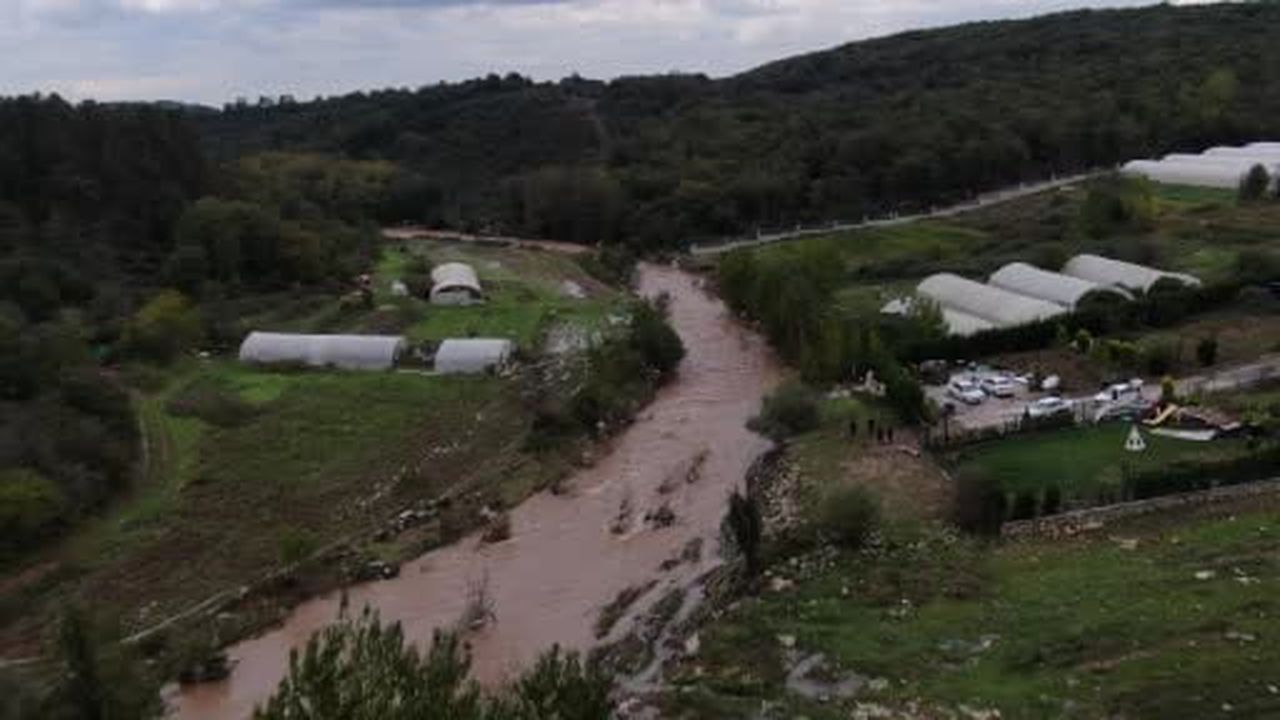 Kocaeli'de sele kapılan 2 kişiyi arama çalışmaları böyle görüntülendi