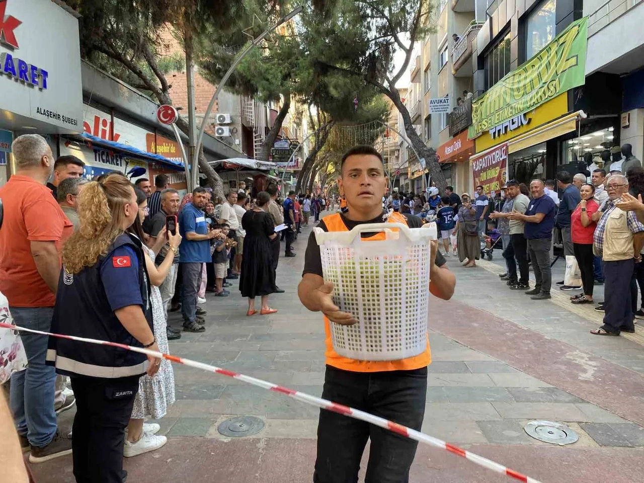 ALAŞEHİR ULUSLARARASI KÜLTÜR, SANAT VE ÜZÜM FESTİVALİ, 30 YARIŞMACININ 30'AR KİLOGRAMLIK ÜZÜM...