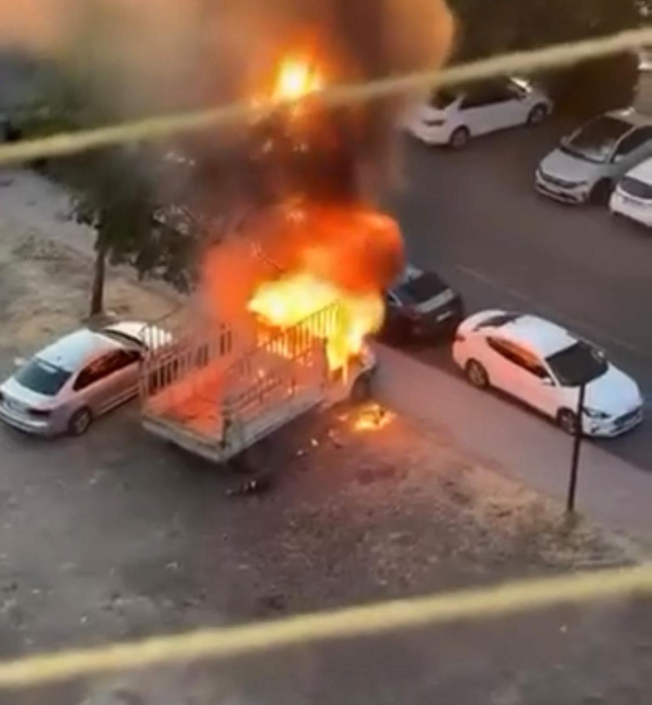 DİYARBAKIR'IN MERKEZ BAĞLAR İLÇESİNDE PARK HALİNDEKİ KAMYONET YANARAK KULLANILAMAZ HALE...