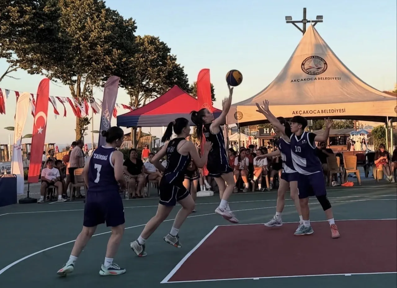 DÜZCE’NİN AKÇAKOCA İLÇESİNDE DÜZENLENEN 3X3 SOKAKLAR BİZİM BASKETBOL TURNUVASINI KADINLARDA BOLU...
