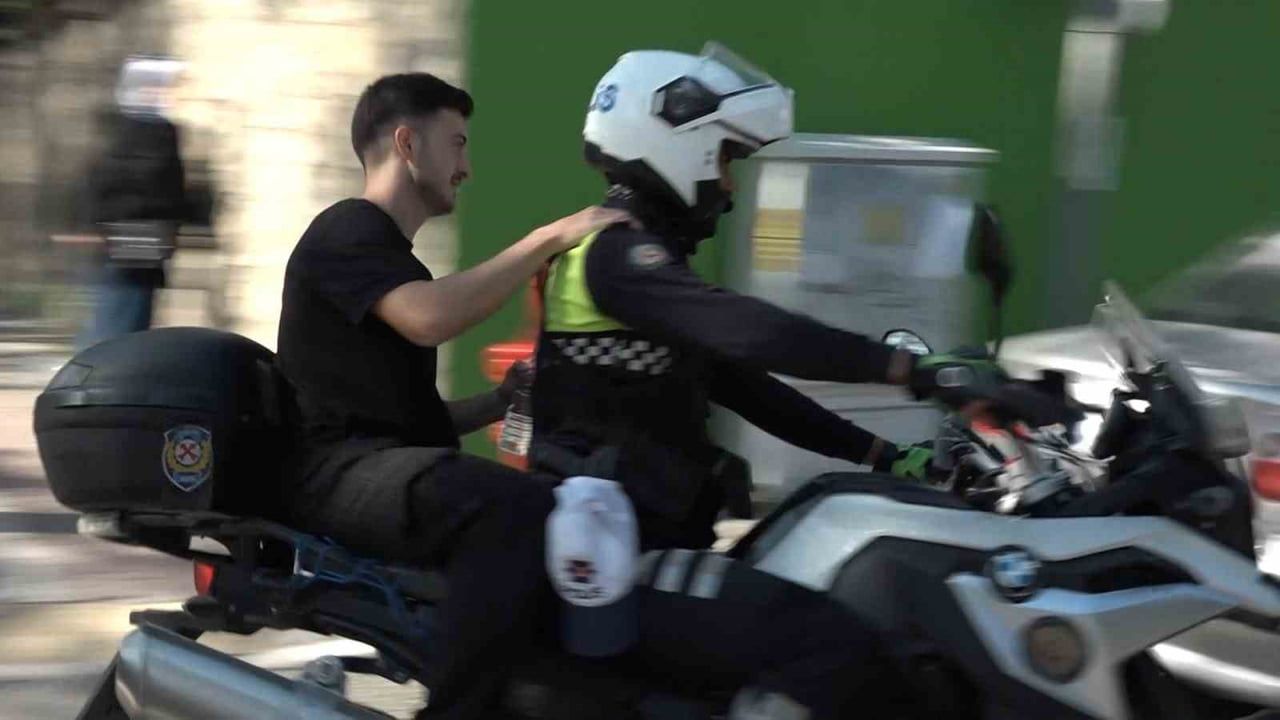 KİMLİĞİNİ UNUTAN GENÇ İÇİN ANNE VE MOTOSİKLETLİ POLİS SEFERBER OLDU. O ANLAR KAMERAYA...