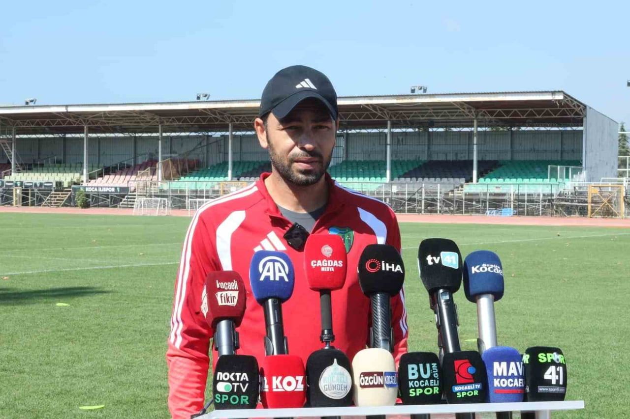 OCAELİSPOR TEKNİK DİREKTÖRÜ SELÇUK İNAN ANTRENMAN ÖNCESİNDE BASIN MENSUPLARININ SORULARINI...