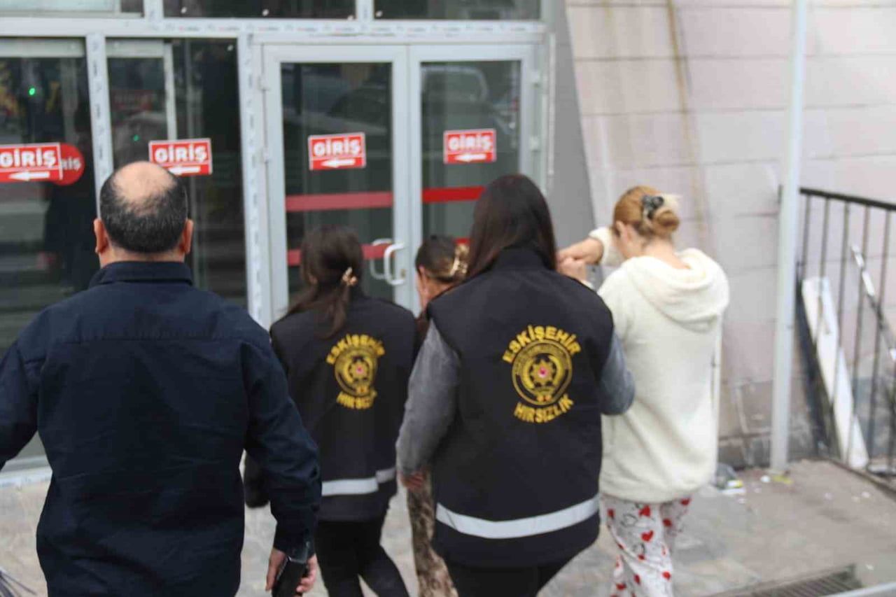 ESKİŞEHİR'DE POLİS EKİPLERİNİN GERÇEKLEŞTİRDİĞİ TİTİZ ÇALIŞMALAR NETİCESİNDE, 2 EVDEN HIRSIZLIK...