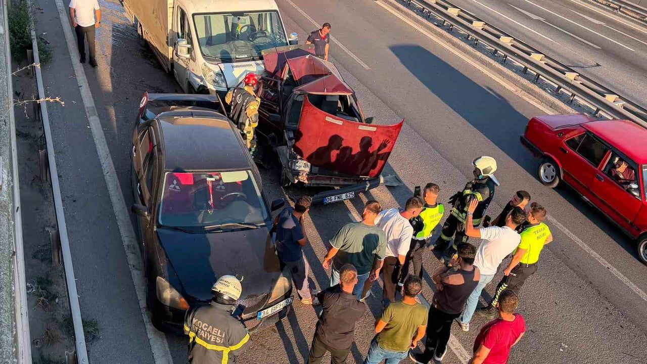 KOCAELİ'NİN KÖRFEZ İLÇESİNDE 3 ARACIN KARIŞTIĞI ZİNCİRLEME TRAFİK KAZASINDA ŞANS ESERİ YARALANAN...