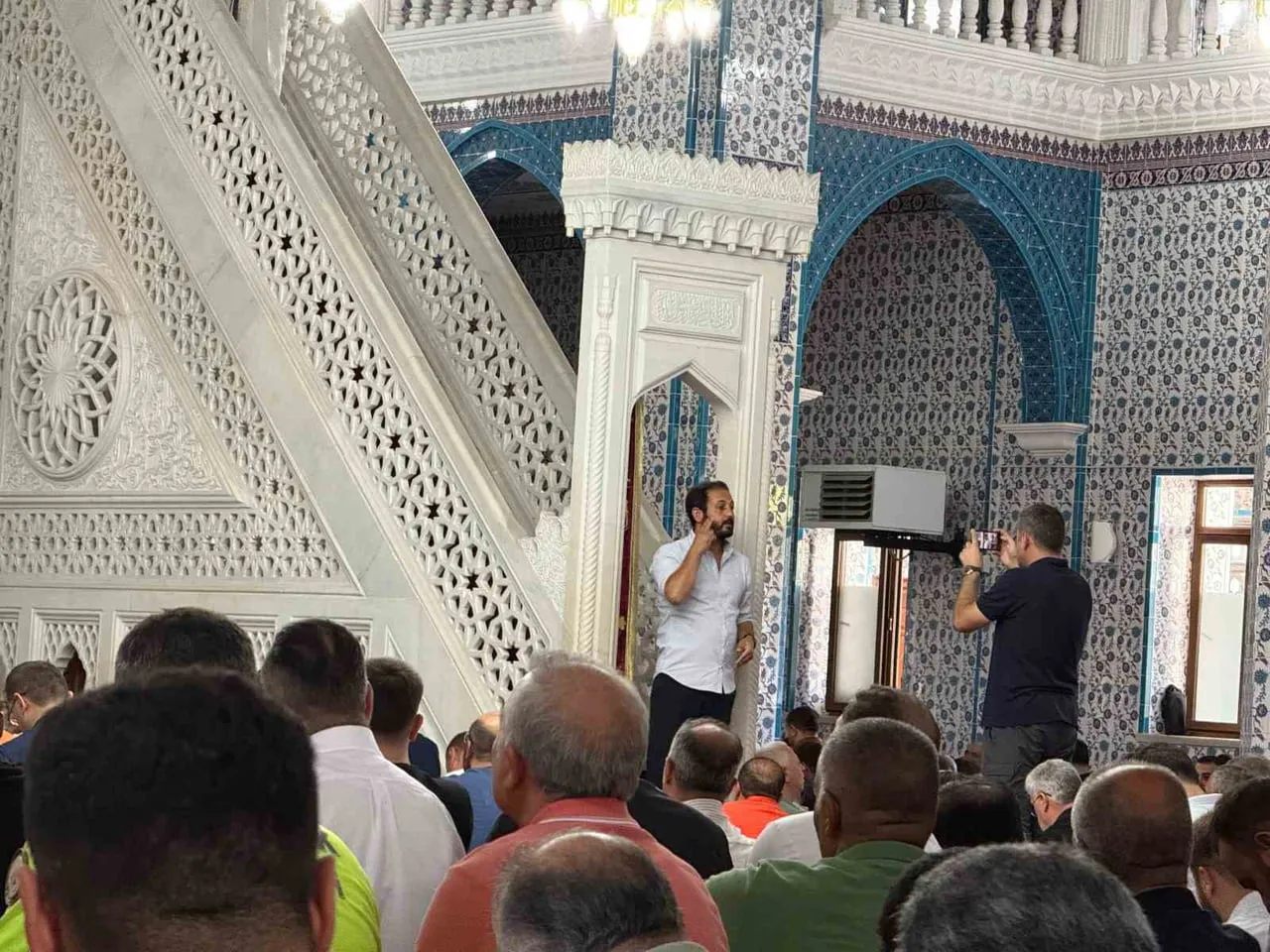 IĞDIR'DA CUMA NAMAZINDA OKUNAN HUTBE, İŞİTME ENGELLİ VATANDAŞLAR İÇİN EŞ ZAMANLI OLARAK İŞARET...