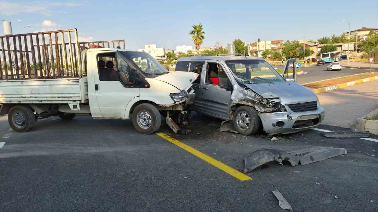ADIYAMAN’DA KAMYONET İLE HAFİF TİCARİ ARACIN ÇARPIŞMASI SONUCU MEYDANA GELEN KAZADA 1 KİŞİ...