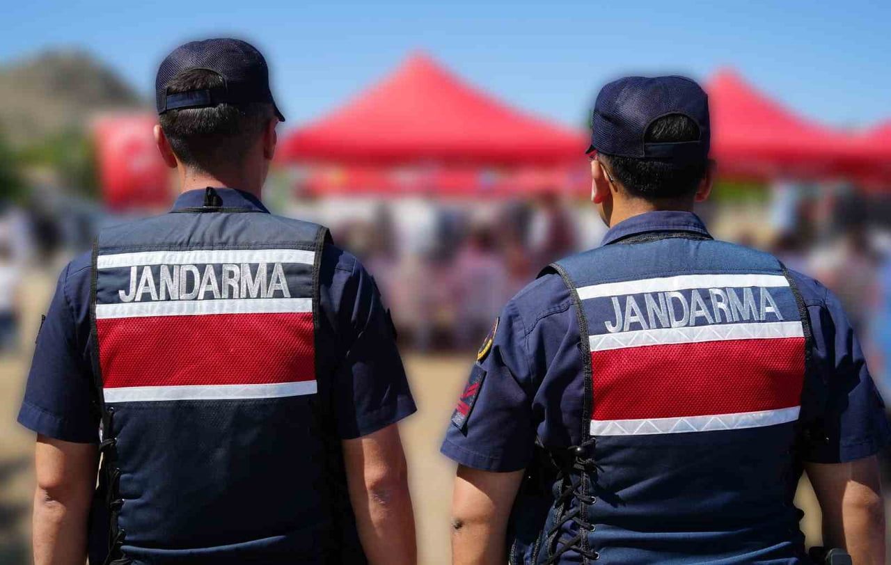JANDARMA EKİPLERİ DÜĞÜNLERDE NÖBET TUTUYOR