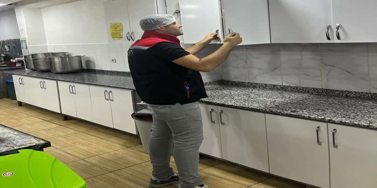 ŞIRNAK’IN CİZRE İLÇESİNDE HALK SAĞLIĞINI KORUMAK AMACIYLA HAREKETE GEÇEN EKİPLER, GIDA SATIŞI VE...