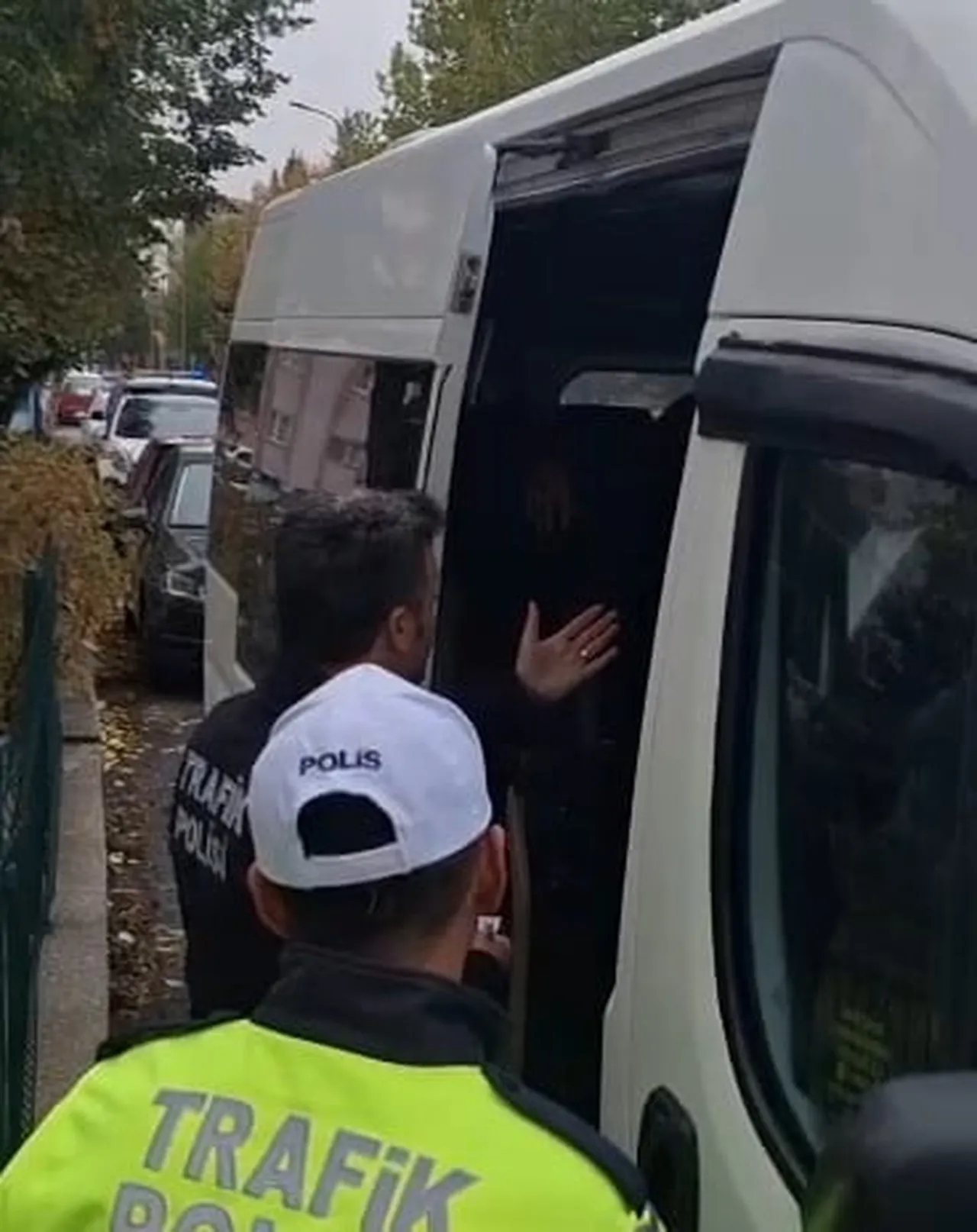KÜTAHYA'DA POLİSİN DUR İHTARINA UYMAYAN SERVİS SÜRÜCÜSÜ ARACI TERK EDEREK KAÇTI. ARAÇTAKİ 5 ÖZEL...