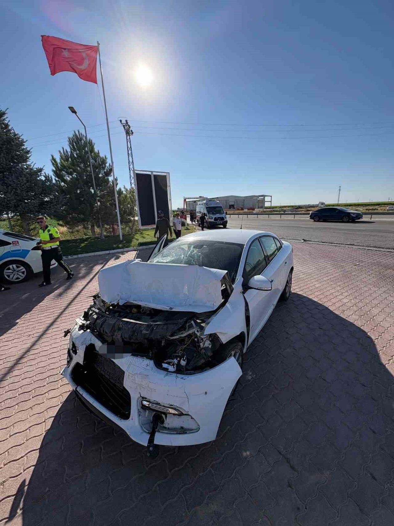 AKSARAY'IN ESKİL İLÇESİNDE OTOMOBİLİN KAMYONA ARKADAN ÇARPMASI SONUCU MEYDANA GELEN TRAFİK...