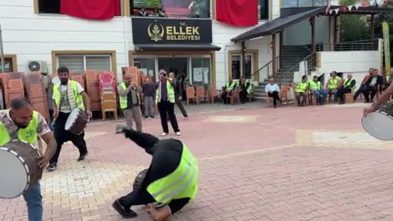 Osmaniye’de zeytin festivalinde traktör çekme yarışması damga vurdu