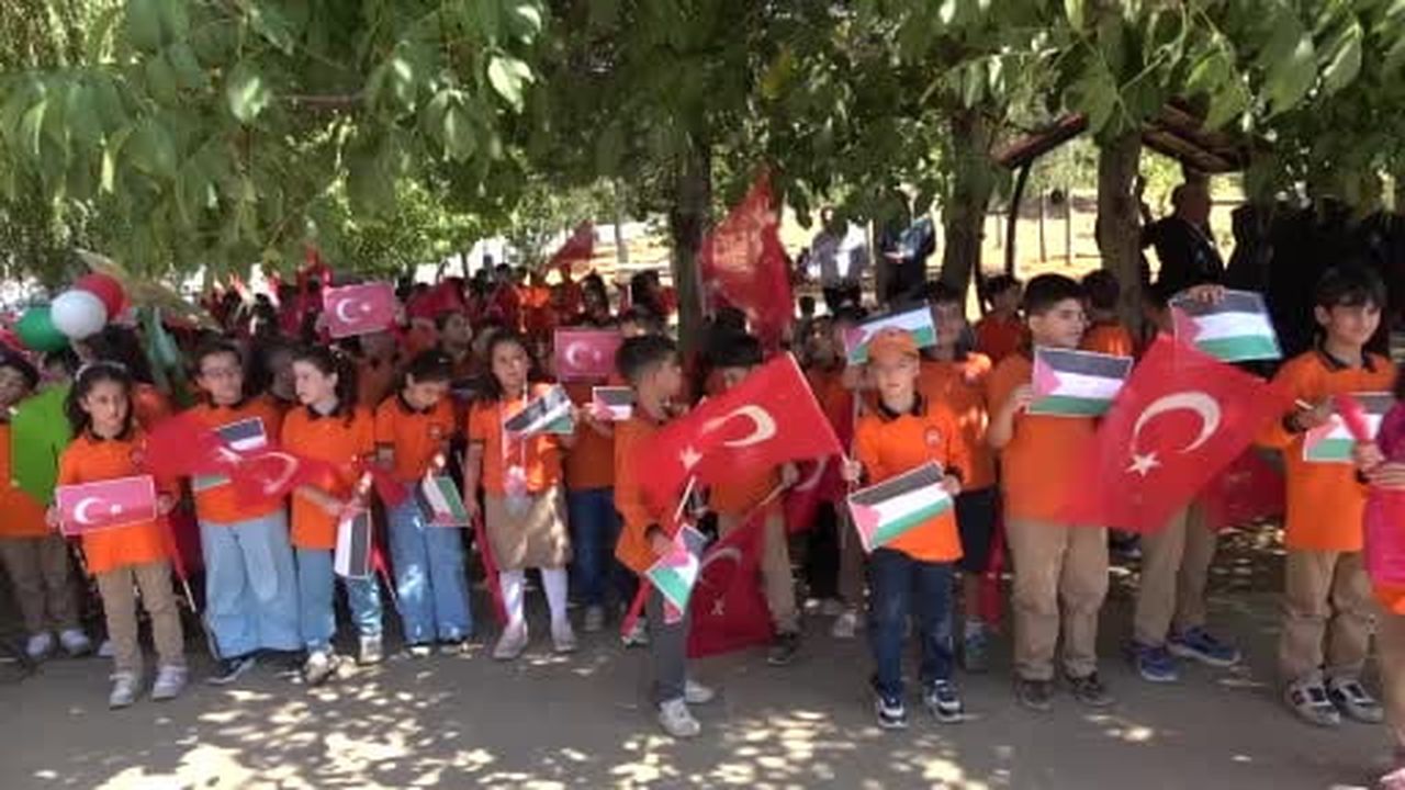 Bitlis'teki çocuklar Gazze'deki akranları için uçurtmalarını gökyüzüne bıraktı