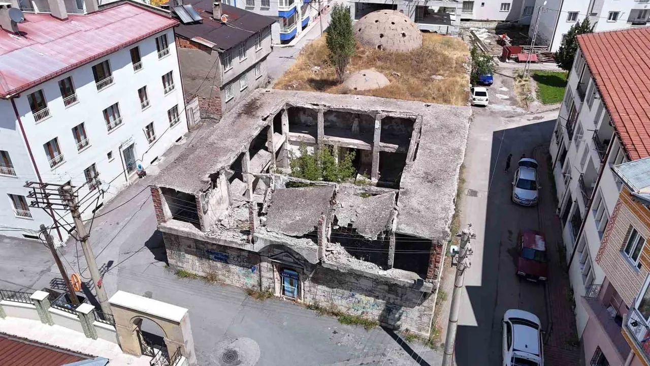 SİVAS'TA 1904 YILINDA İNŞA EDİLEN RAHMİ AKÇA ŞİRİN HAMAMI, GEÇİRDİĞİ YANGIN VE YILLAR İÇERİSİNDE...