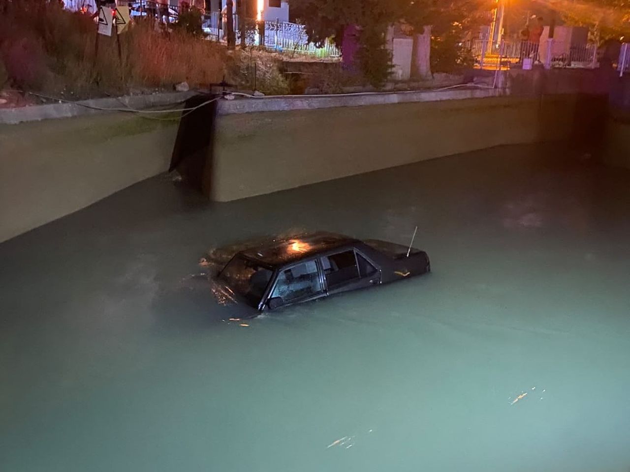 MERSİN'İN SİLİFKE İLÇESİNDE KONTROLDEN ÇIKAN OTOMOBİLİN DEREYE DÜŞMESİ SONUCU SÜRÜCÜ HAFİF...