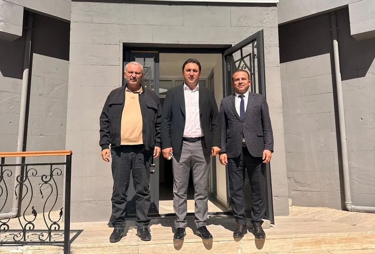 KULUNCAK BELEDİYE BAŞKANI ERHAN CENGİZ (ORTADA) VE AK PARTİ KULUNCAK İLÇE BAŞKANI AHMET BOYRAZ...