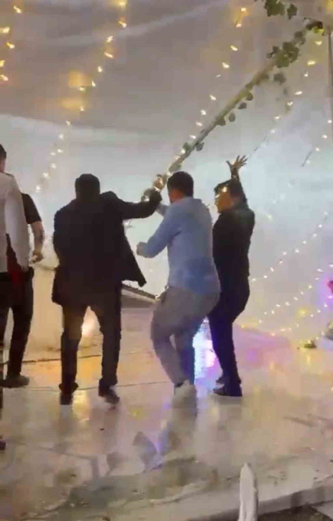 SAMSUN’DA DÜZENLENEN BİR DÜĞÜNDE ETKİLİ OLAN SAĞANAK YAĞIŞ NEDENİYLE SU BİRİKEN DÜĞÜN ÇADIRININ...
