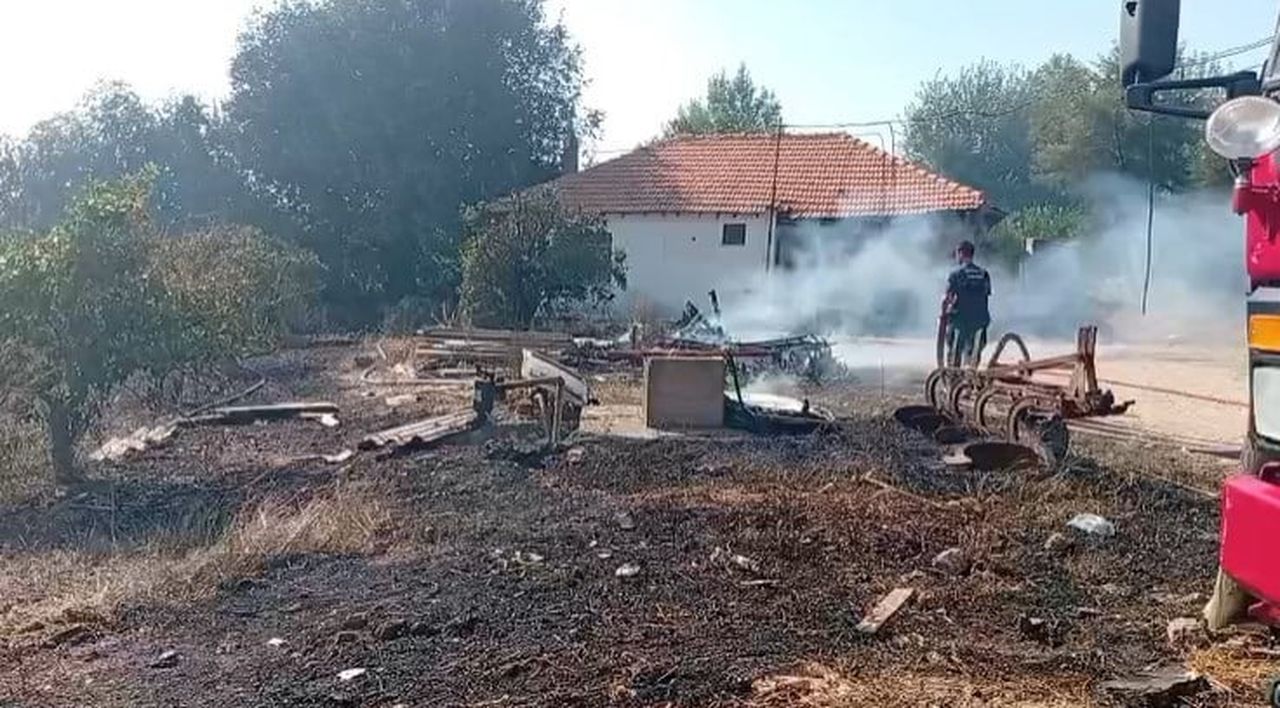 ANTALYA’NIN SERİK İLÇESİNE BAĞLI ÇANDIR MAHALLESİNDE OTLUK ALANDA ÇIKAN YANGIN, RÜZGARIN DA...