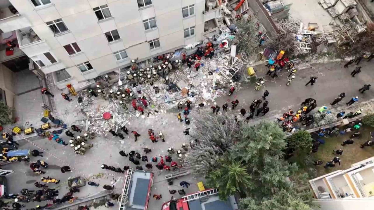 MALTEPE'DE 7 KATLI BİNANIN 3 KATINDA ÇÖKME MEYDANA GELDİ. ÇÖKME SONRASI 5 KİŞİ SAĞ OLARAK...