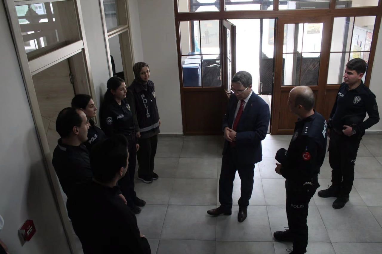 ERZİNCAN’IN KEMALİYE İLÇESİNDE KAYMAKAM EMİRHAN ARIKAN, İLÇE EMNİYET AMİRLİĞİNİ ZİYARET EDEREK...