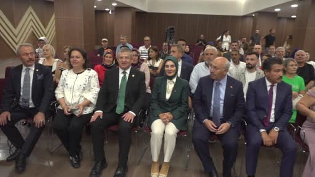 Bakan Göktaş, evlilik desteğinden yararlanan çiftin nikah şahidi oldu