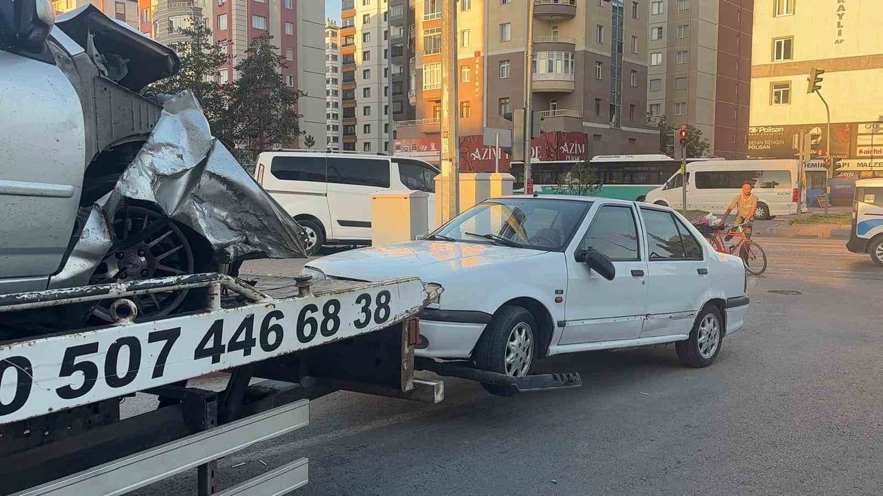 KAYSERİ’NİN KOCASİNAN İLÇESİNDE KAZAYA BAKAN EKİPLERİN ŞÜPHE ÜZERİNE DURDURDUĞU OTOMOBİL...