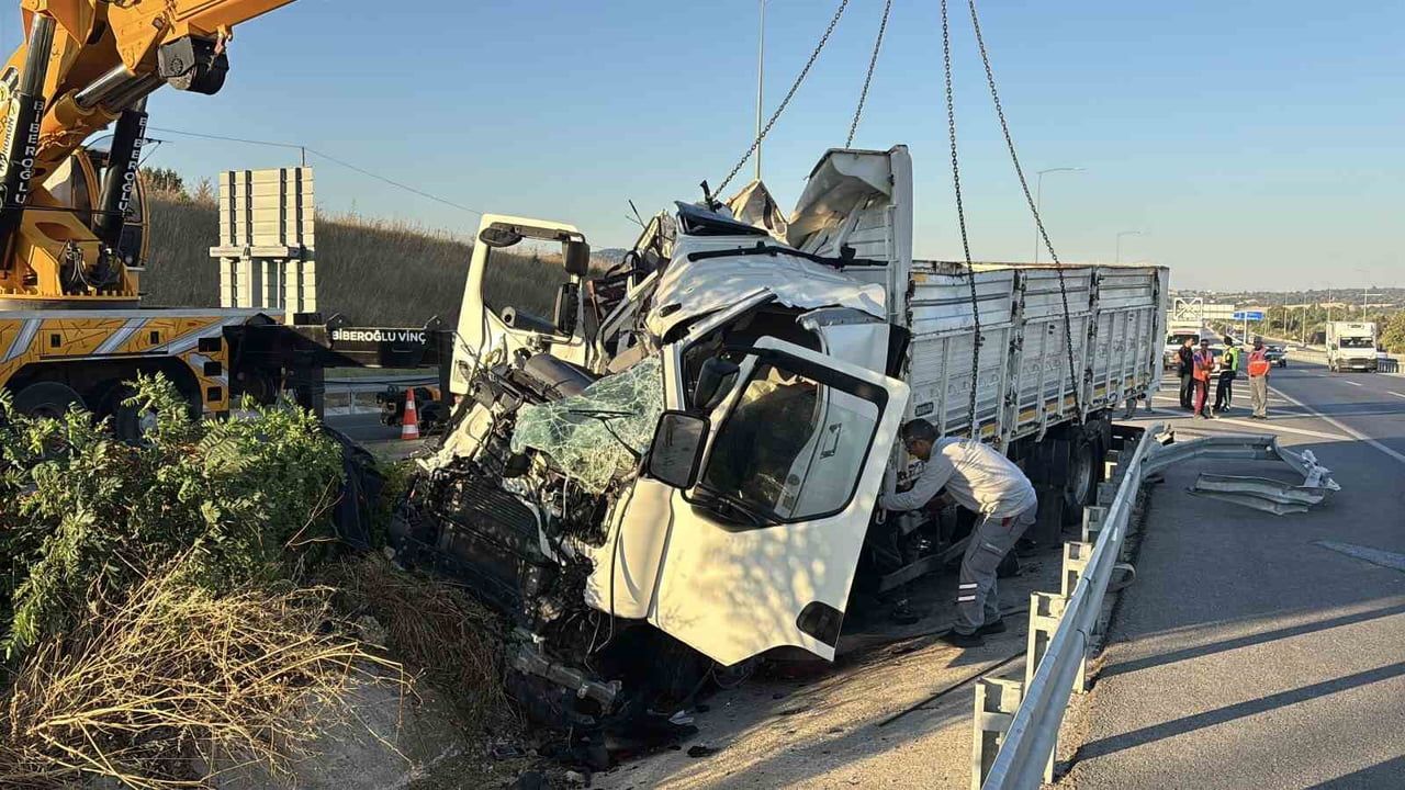 ÇANAKKALE’DE BARİYERLERE ÇARPMAN KAMYONDAKİ 2 KİŞİ HAYATINI KAYBETTİ.