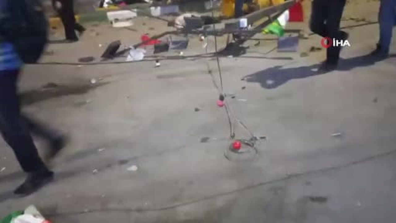 İran’ın Meşhed kentinde yüksek hızla seyreden bir aracın kontrolünü kaybederek hükümet ve silahlı...
