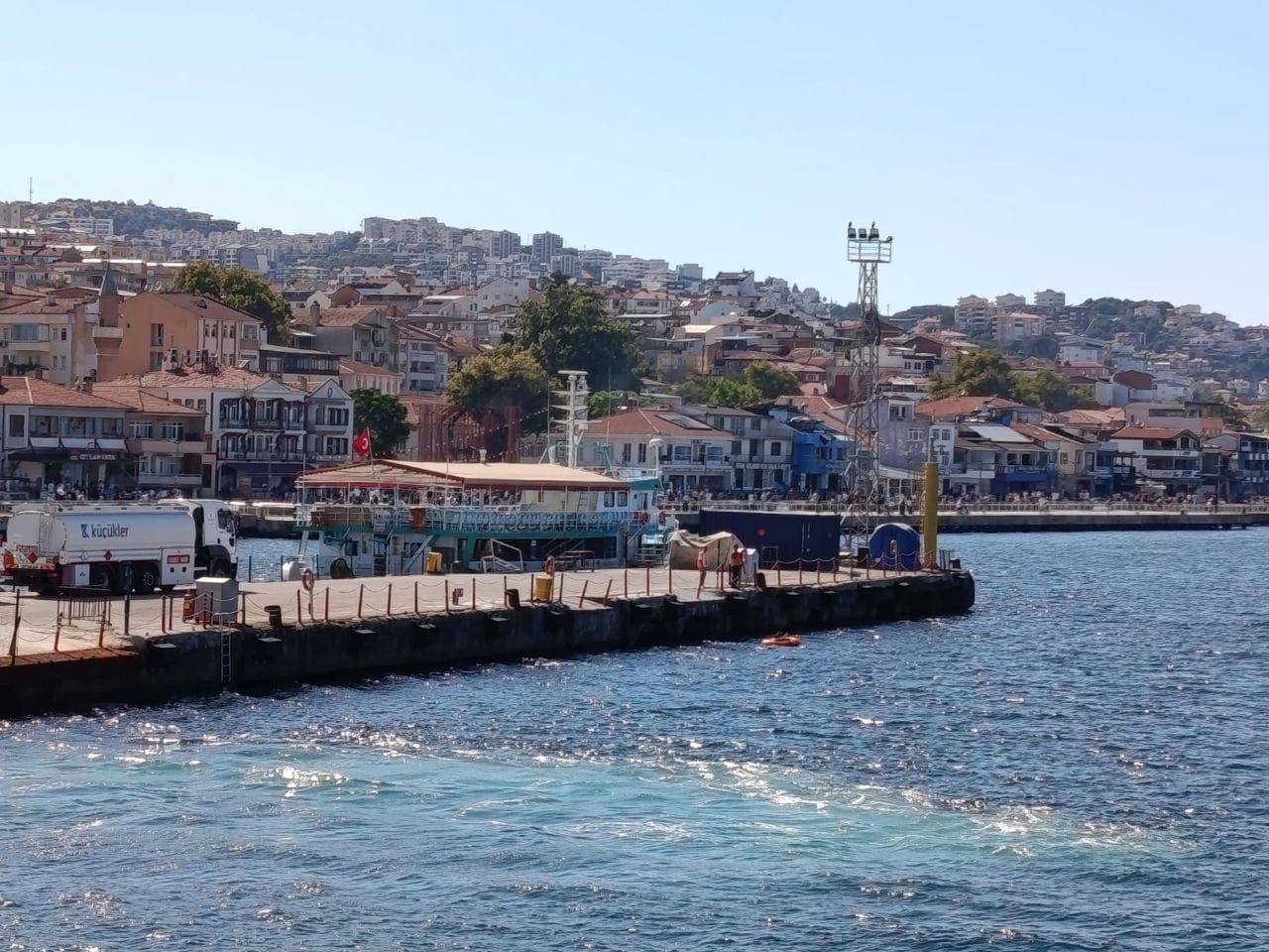 BURSA'NIN MUDANYA İLÇESİNDE ŞİŞME BOTUYLA DENİZE AÇILAN VE SONRASINDA PANİKLEYEN GENÇ, İSKELE...