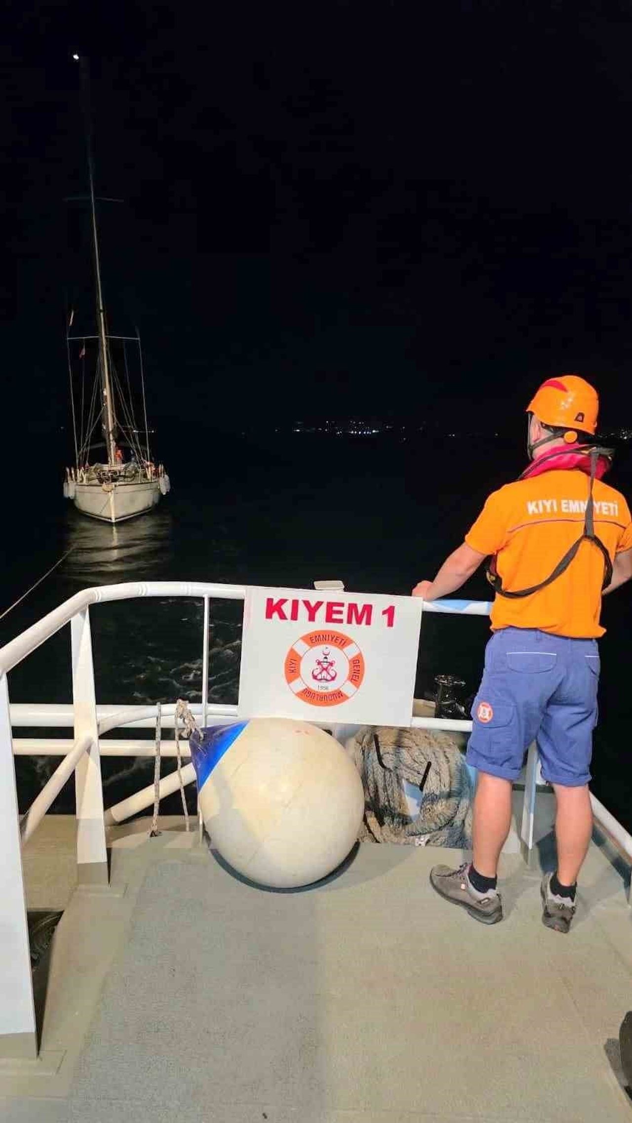 ÇANAKKALE BOĞAZI’NDA İÇİNDE 2 KİŞİNİN BULUNDUĞU VE MOTOR ARIZASI SEBEBİYLE SÜRÜKLENEN TEKNE SAHİL...