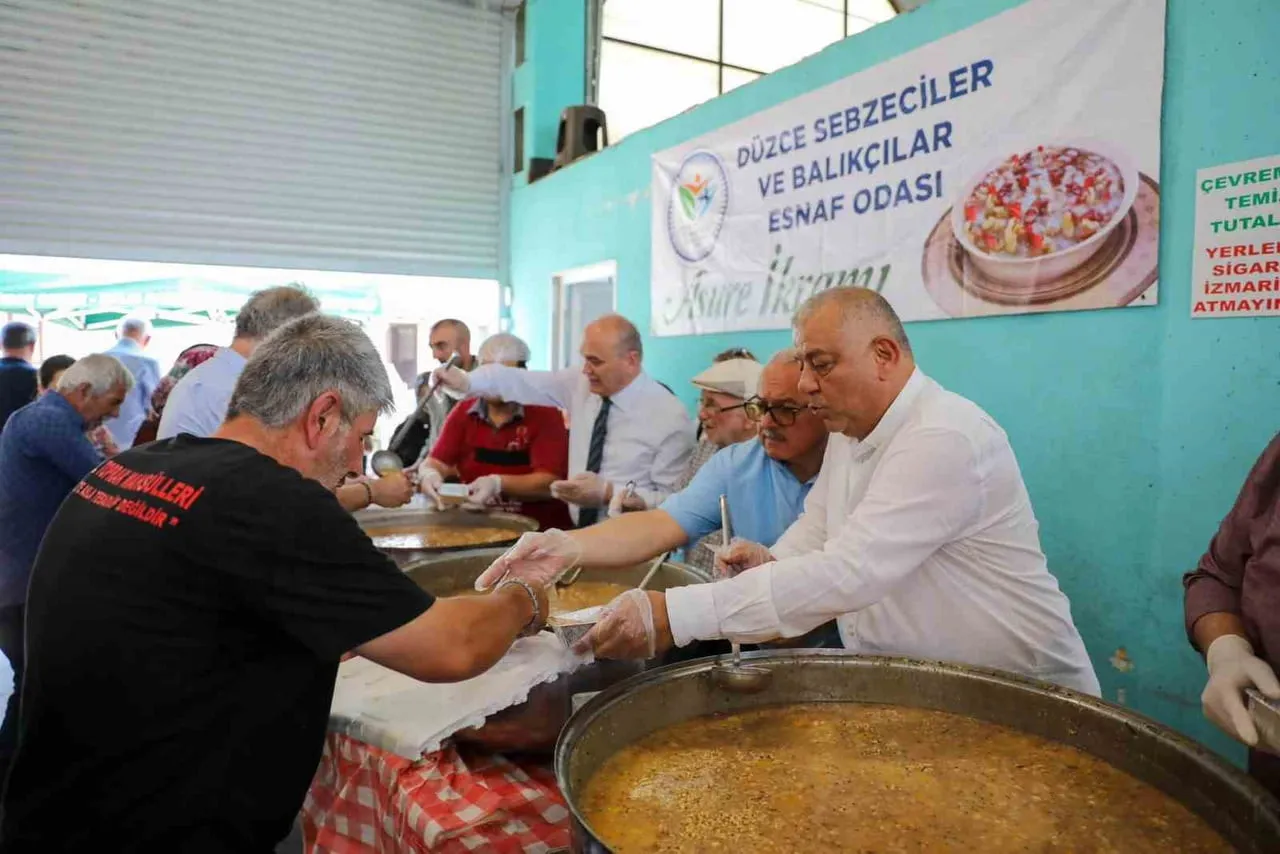 BELEDİYE BAŞKANI FARUK ÖZLÜ, ELİNE ALDIĞI KEPÇE İLE HEM PAZARCI ESNAFININ HEM DE VATANDAŞIN AĞZINI...