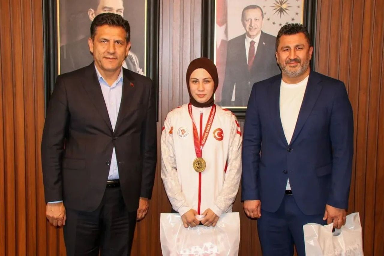 BELEDİYE BAŞKANI MUSTAFA ATLI SPORCUYA HEDİYE TAKDİM ETTİ.