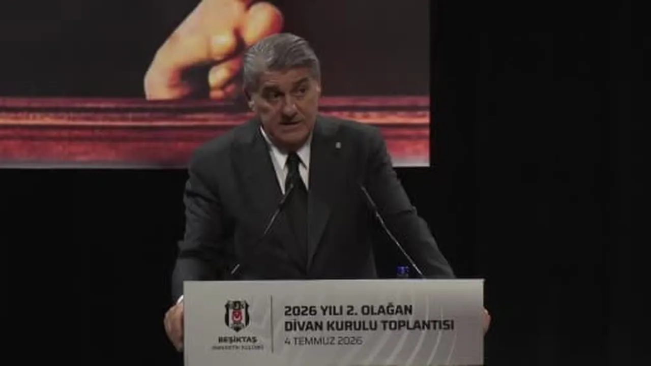 Beşiktaş Kulübü Başkanı Serdal Adalı, Futbol Direktörü Önder Özen ve Teknik Direktör Vincenzo...