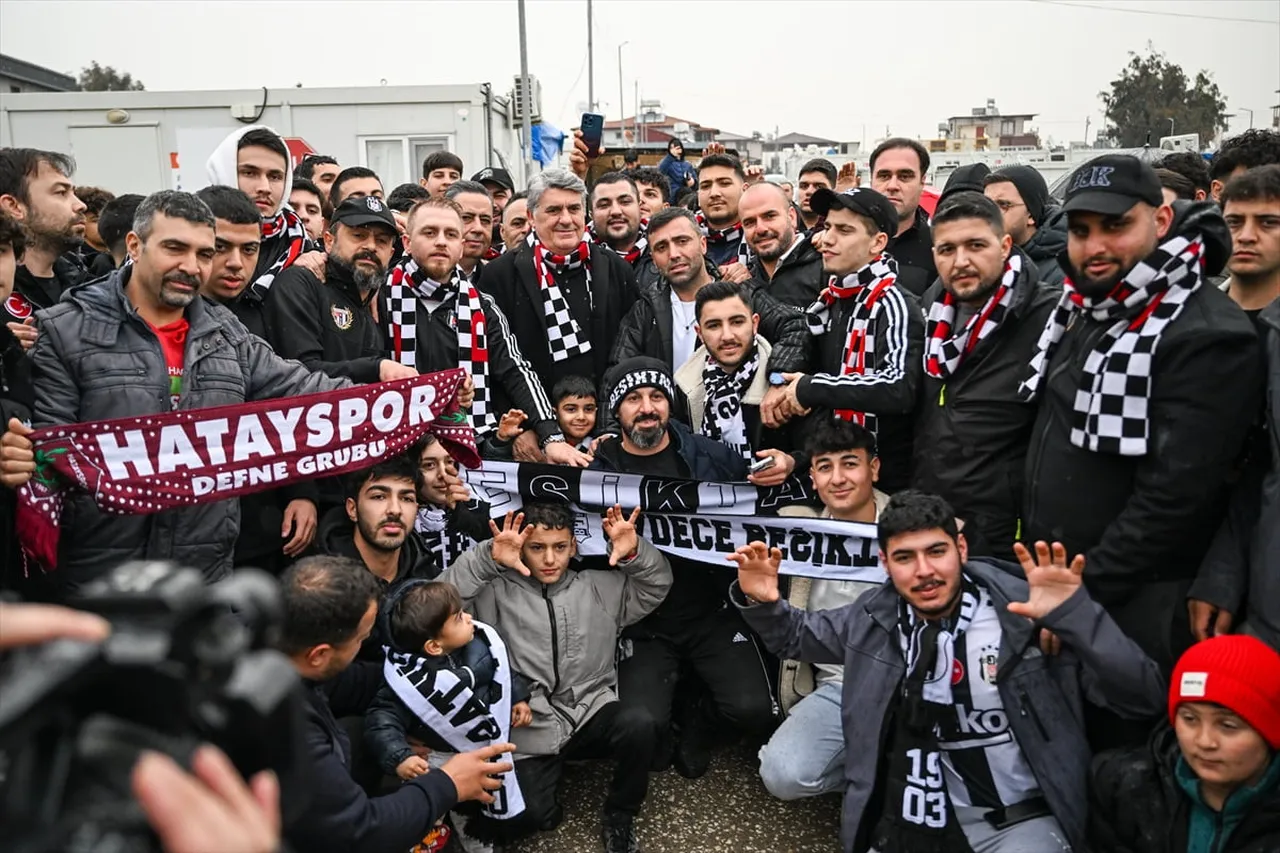 Beşiktaş Kulübü Başkanı Serdal Adalı, Hatay'ın Defne İlçesinde depremzedelerin kaldığı konteyner...