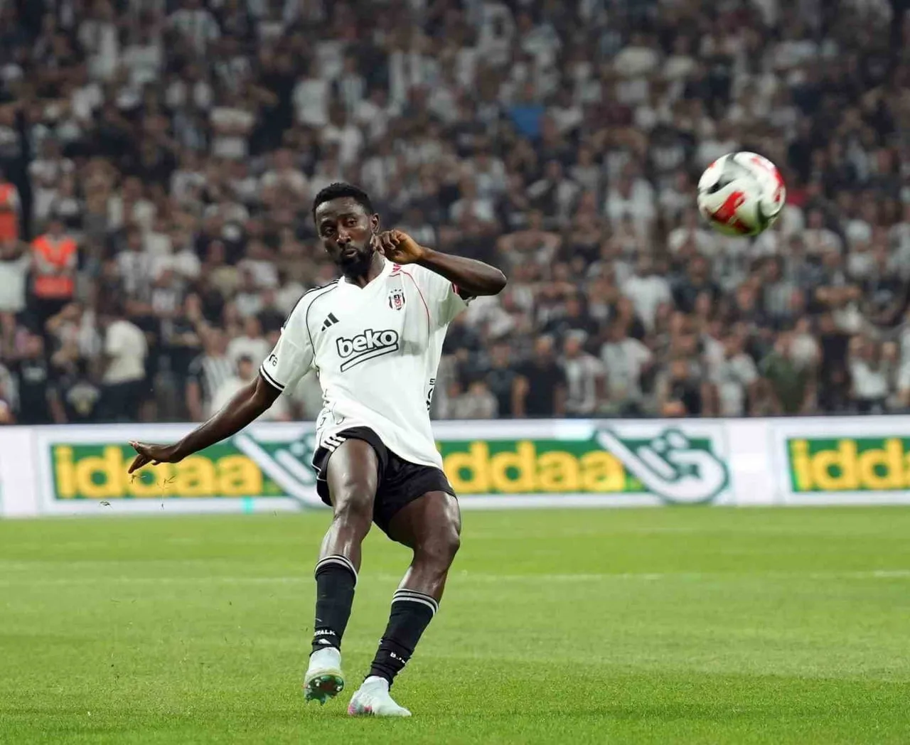 BEŞİKTAŞ KULÜBÜ, FENERBAHÇE İLE OYNANAN DERBİ MÜSABAKASININ 85. DAKİKASINDA UYLUK ARKASINDA AĞRI...