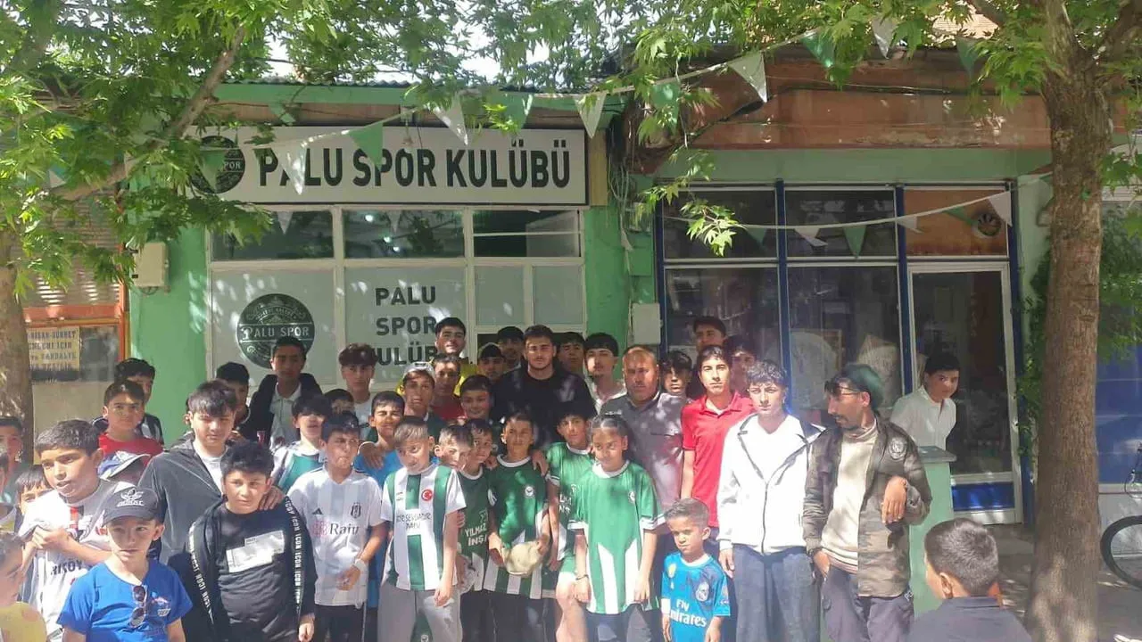 BEŞİKTAŞ’IN GENÇ FUTBOLCUSU MUSTAFA ERHAN HEKİMOĞLU, MEMLEKETİ ELAZIĞ’IN PALU İLÇESİNDE...