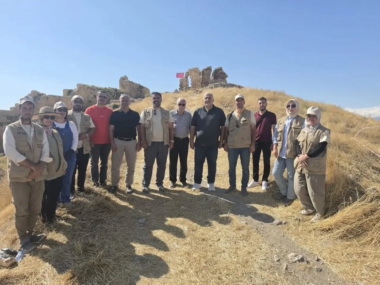 BAYBURT KENT KONSEYİ ÜYELERİ, BAYBURT KALESİ'NDE DEVAM EDEN KAZI ÇALIŞMALARINI YERİNDE İNCELEYEREK...