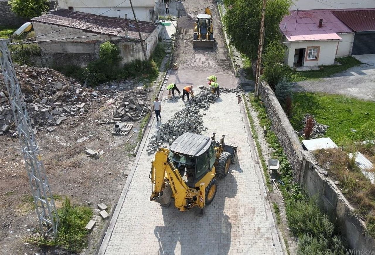ARDAHAN’DA MAHALLE YOLLARI KİLİT PARKE TAŞIYLA YENİLENİYOR. (OLGUN YILDIZ/ARDAHAN-İHA)