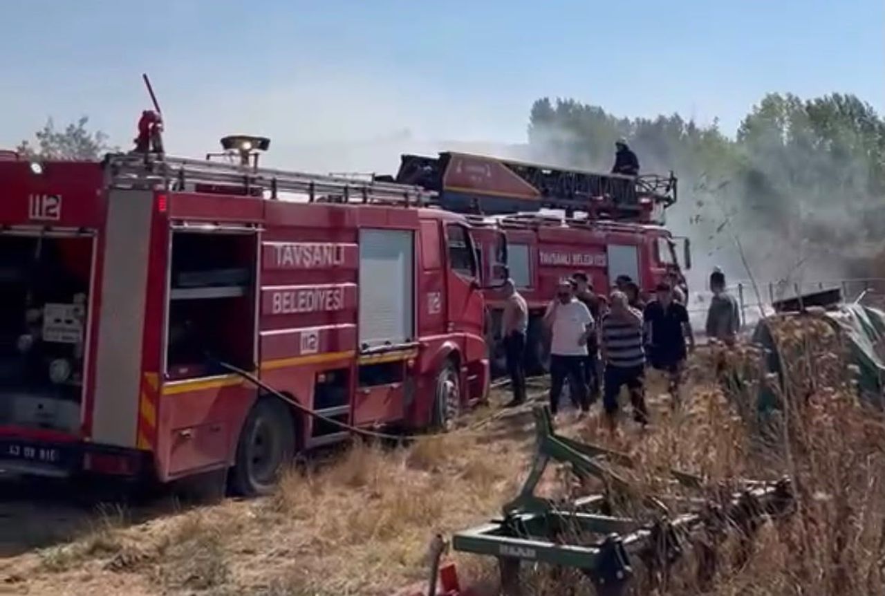 TAVŞANLI’DA SAMANLIK YANGINI: 400 BALYA SAMAN KÜL OLDU