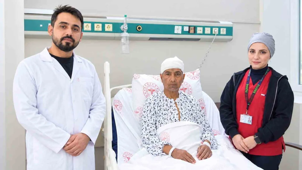 ŞANLIURFA'DA 60 YAŞINDAKİ KADININ BEYNİNDEKİ 10 SANTİMETRELİK KİTLE AMELİYATLA ÇIKARILDI