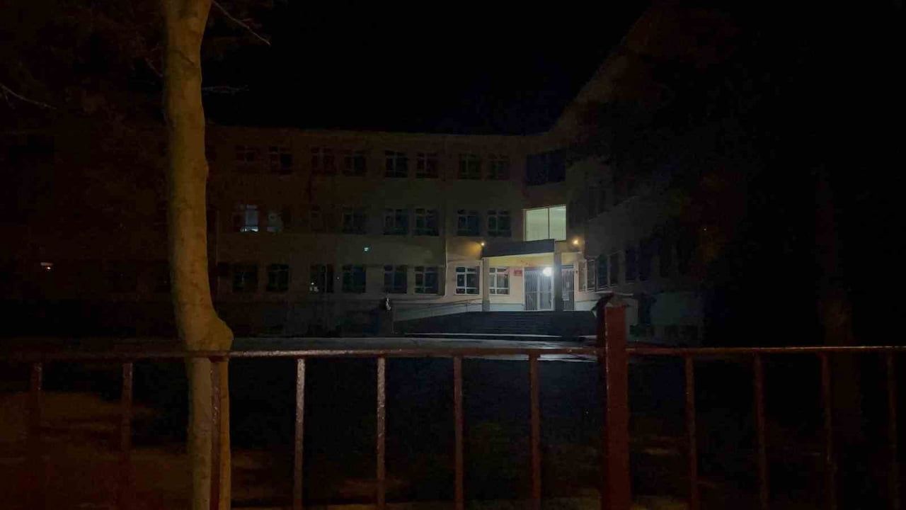 ESKİŞEHİR'DE BİR OKUL BAHÇESİNDE 17 YAŞINDAKİ GENCİN BIÇAKLANDIĞI, BABASININ İSE DARBEDİLDİĞİ...
