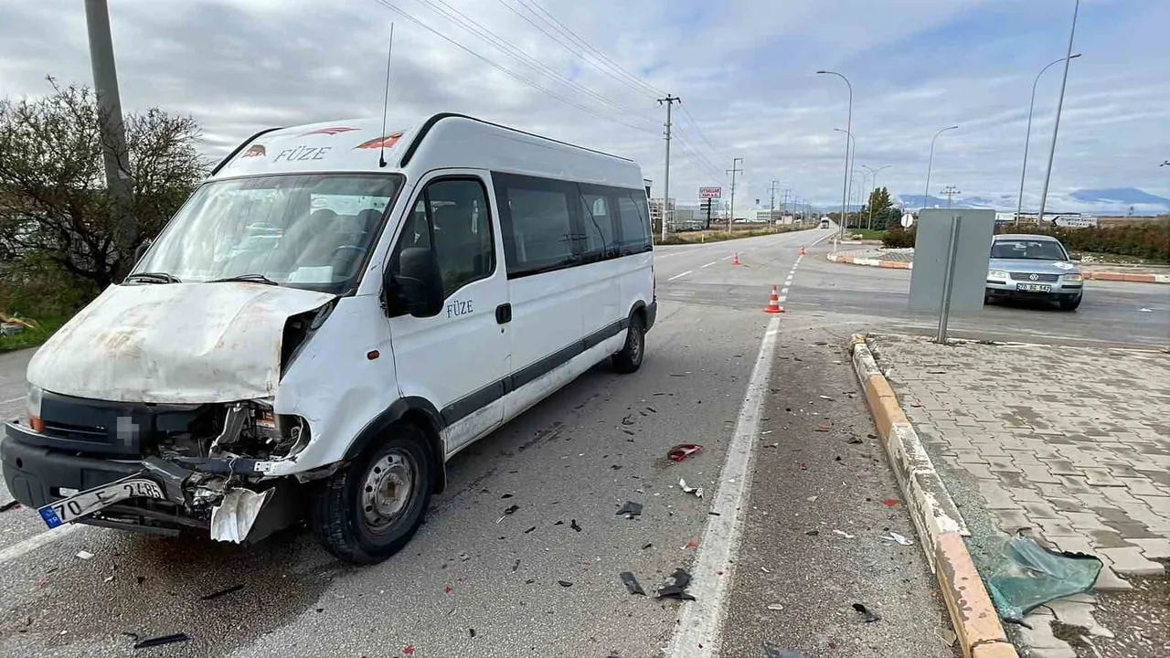 KARAMAN'DA MİNİBÜS İLE OTOMOBİLİN ÇARPIŞMASI SONUCU MEYDANA GELEN TRAFİK KAZASINDA 1 KİŞİ...