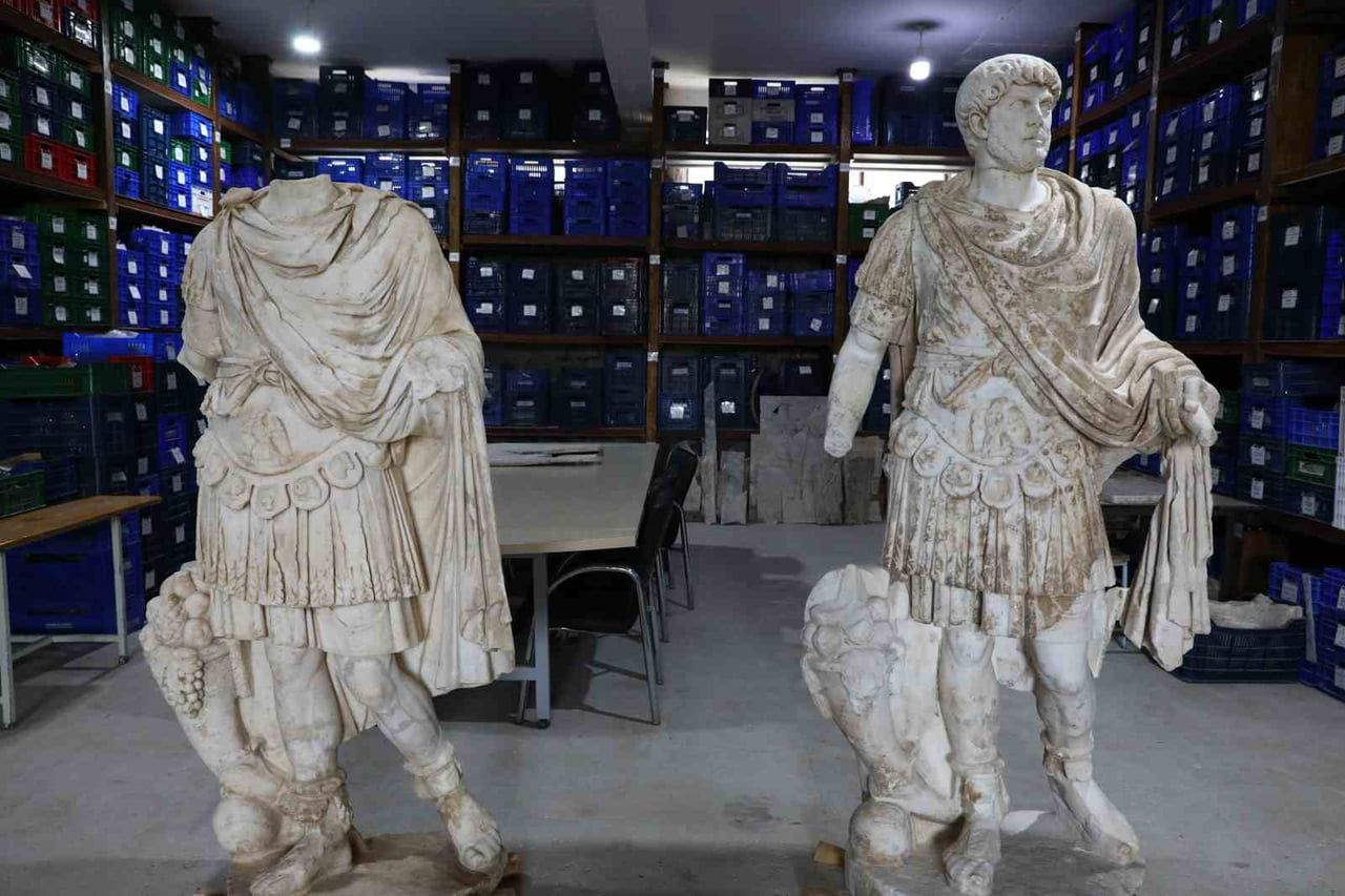 KİBYRA ANTİK KENTİ'NDE SÜRDÜRÜLEN KAZILARDA, ROMA İMPARATORU HADRİANUS VE EŞİ İMPARATORİÇE...